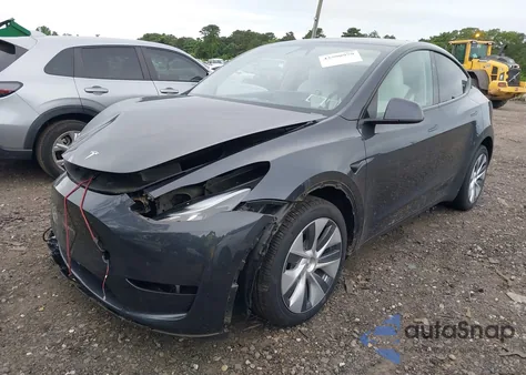 2024 Tesla Model Y Long Range Dual Motor All-Wheel Drive z USA, uszkodzony, nr VIN 7SAYGDEE0RA248970